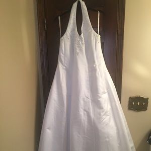 David’s Bridal 18w Halter Top Wedding Dress